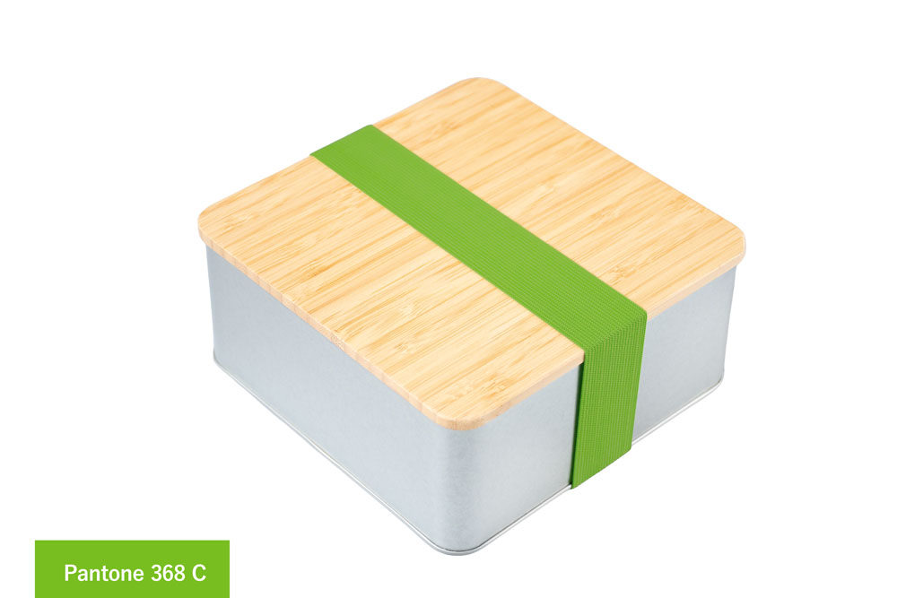 Square tin box made of silver-colored metal with bamboo lid, fitted with green ribbon (Pantone 368 C), photographed on a white background.