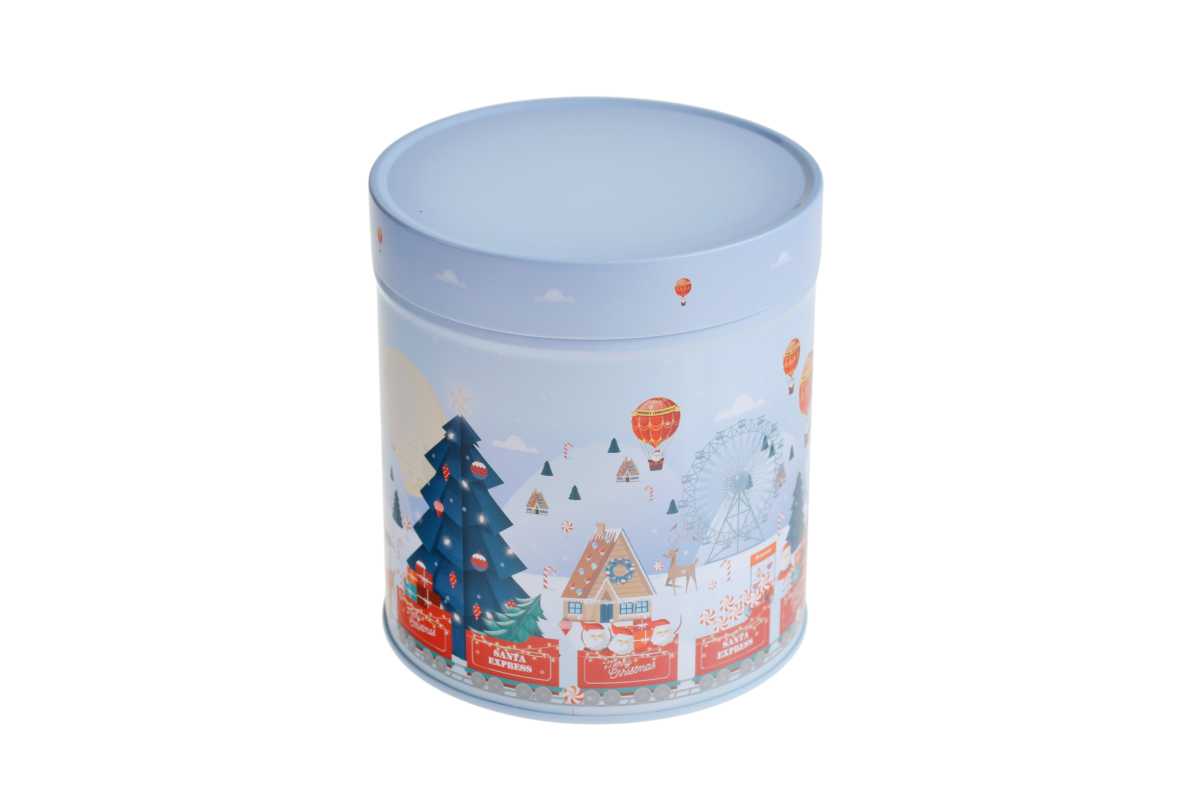 Runde Blechdose in Hellblau mit festlichem Weihnachtsmotiv, geschlossen, neutraler Hintergrund.
