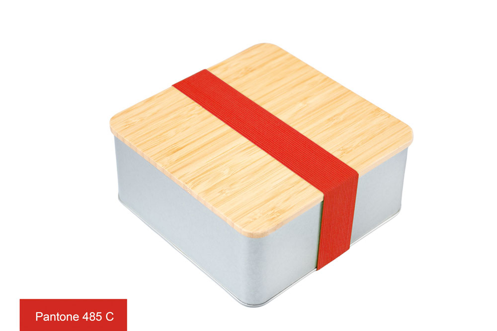 Square tin with bamboo lid and red elastic band (Pantone 485 C) as closure, photographed on a white background.