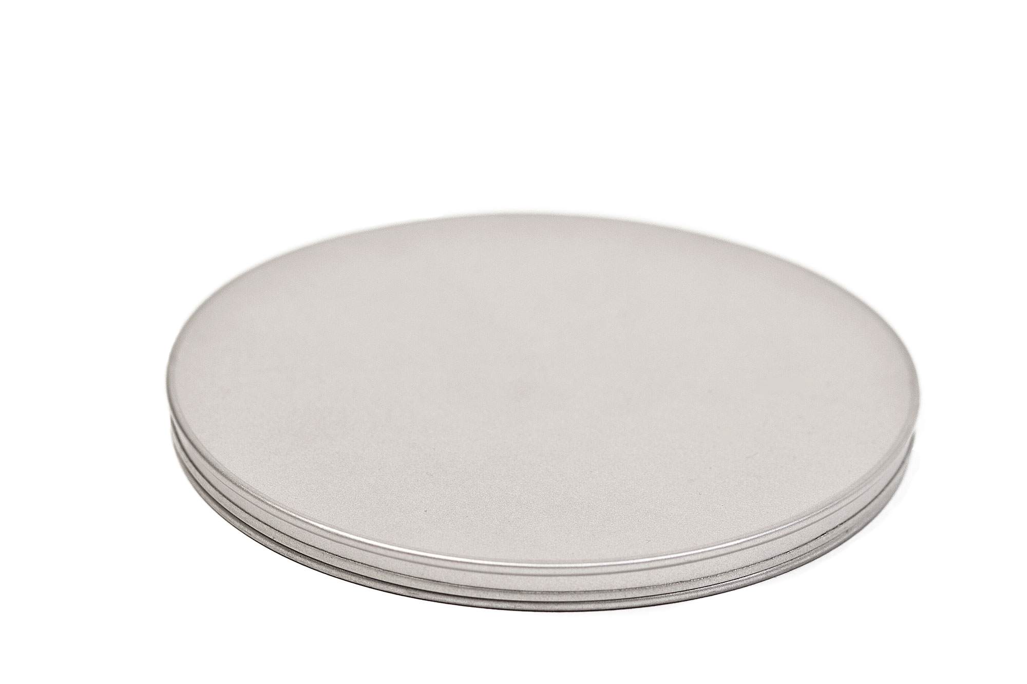 Geschlossene runde Gutscheindose aus silberfarbenem Metall mit flachem Deckel, neutraler Hintergrund.