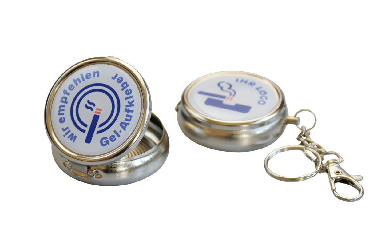 Geöffneter Reiseaschenbecher mit sichtbarer Innenschale; daneben geschlossene Version mit Logo – Herstellerlösung für Branding, Druck oder Doming