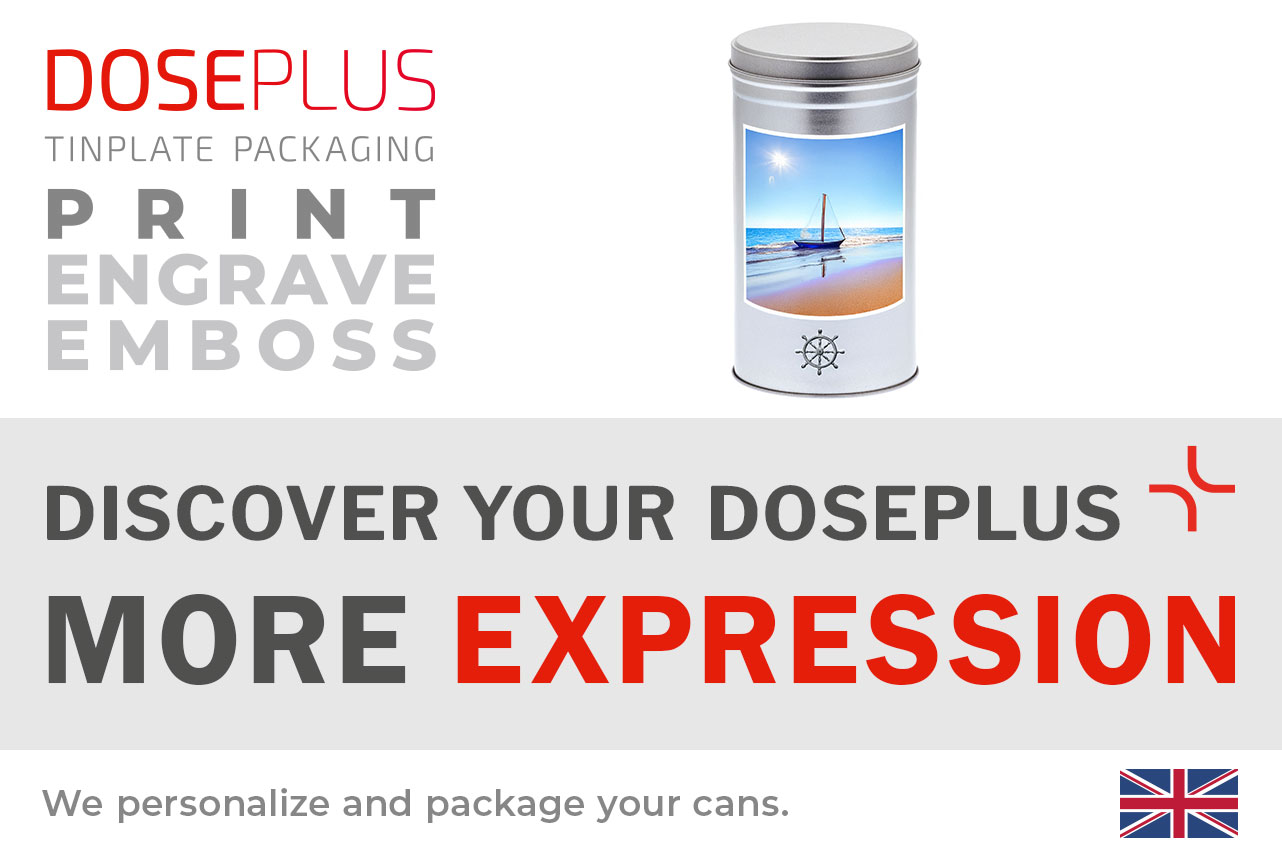 Doseplus round silver metal tin with printed maritime design of a sailboat on the beach. Text: “Emboss, laser, print – Discover your Doseplus, more expression.”