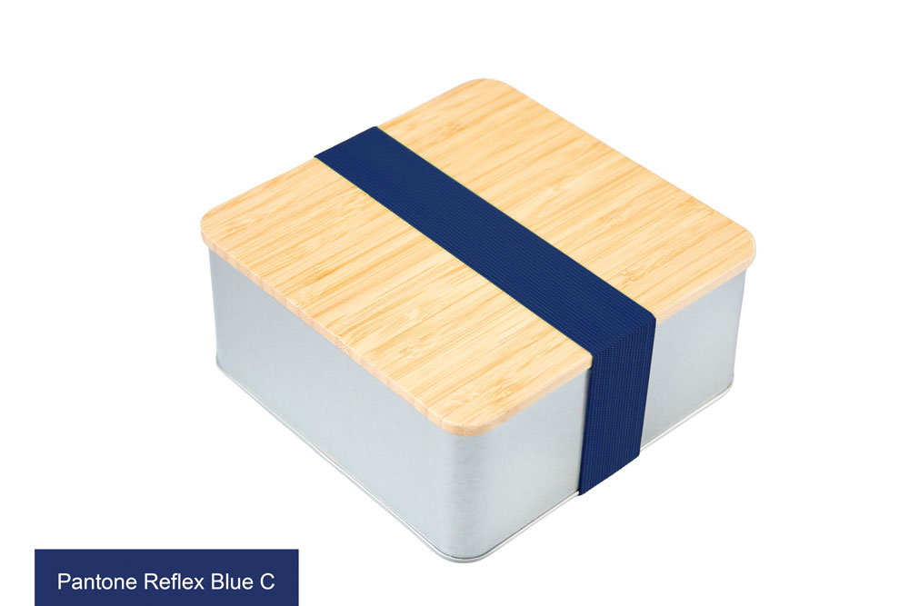 Square tin with bamboo lid and blue elastic band (Pantone Reflex Blue C) as closure, photographed on a white background.
