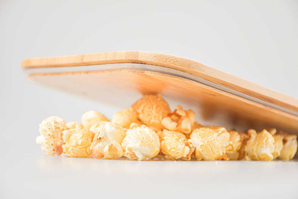 Bamboo lid on a layer of popcorn – stylish replacement lid made of natural bamboo wood