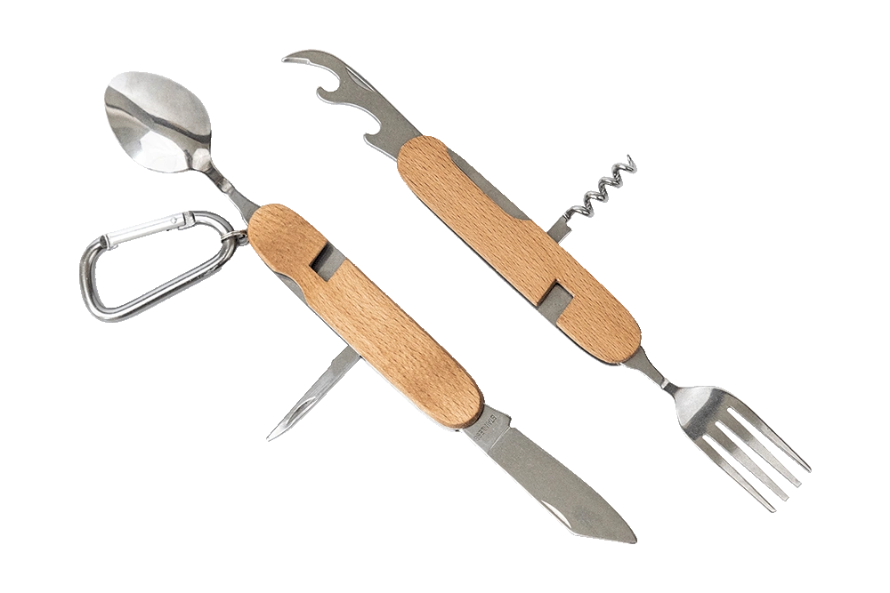 Geöffnetes Multifunktionsbesteck mit Griffschalen aus hellem Buchenholz, bestehend aus Messer, Gabel, Löffel, Korkenzieher und Flaschenöffner, mit silbernem Karabiner, auf weißem Hintergrund fotografiert.