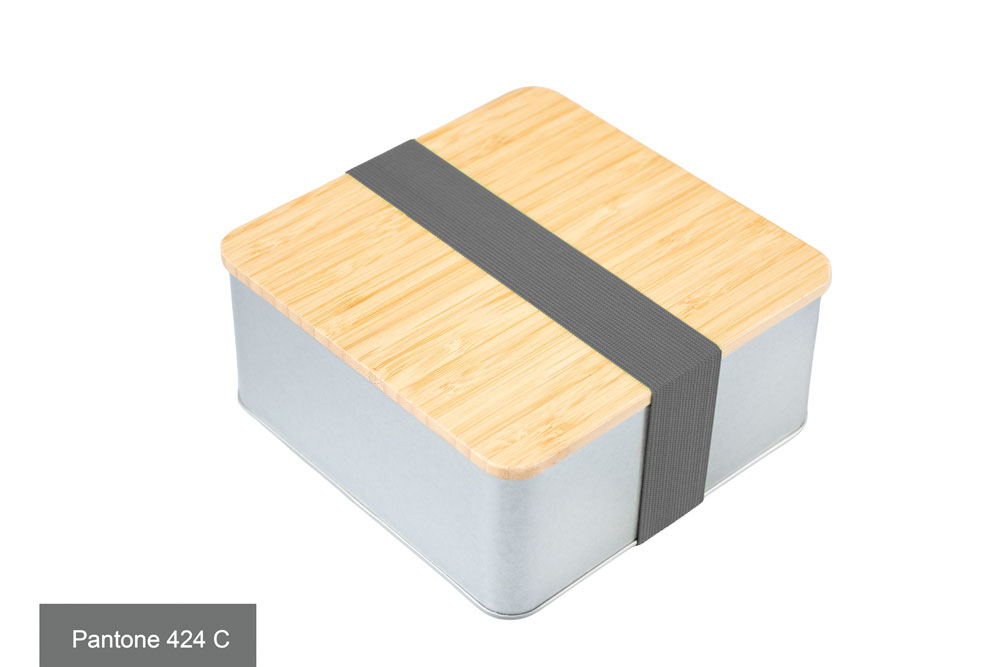 Square tin made of silver-colored metal with bamboo lid, decorated with gray ribbon (Pantone 424 C) on a white background.