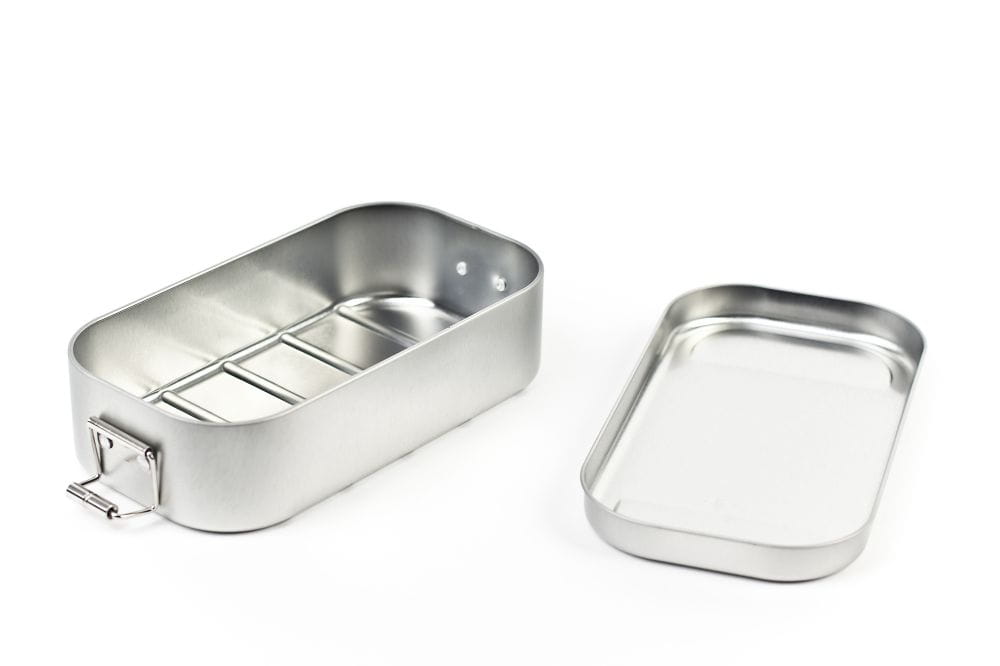 Geöffnete rechteckige Lunchbox aus silberfarbenem Edelstahl mit abgenommenem Deckel und seitlichen Clipverschlüssen, Innenraum mit herausnehmbarem Trenneinsatz, auf weißem Hintergrund fotografiert.