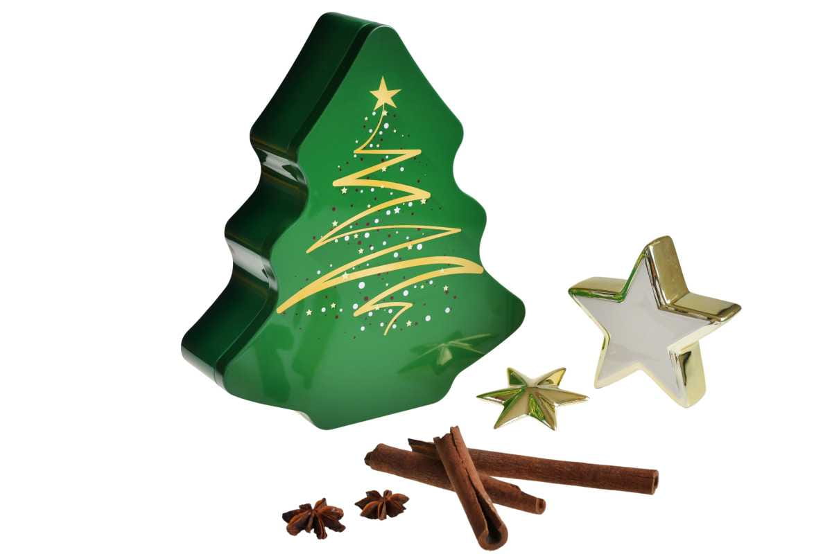 Geschlossene grüne Metalldose in Form eines Weihnachtsbaums mit Dekoration, fotografiert vor weißem Hintergrund.