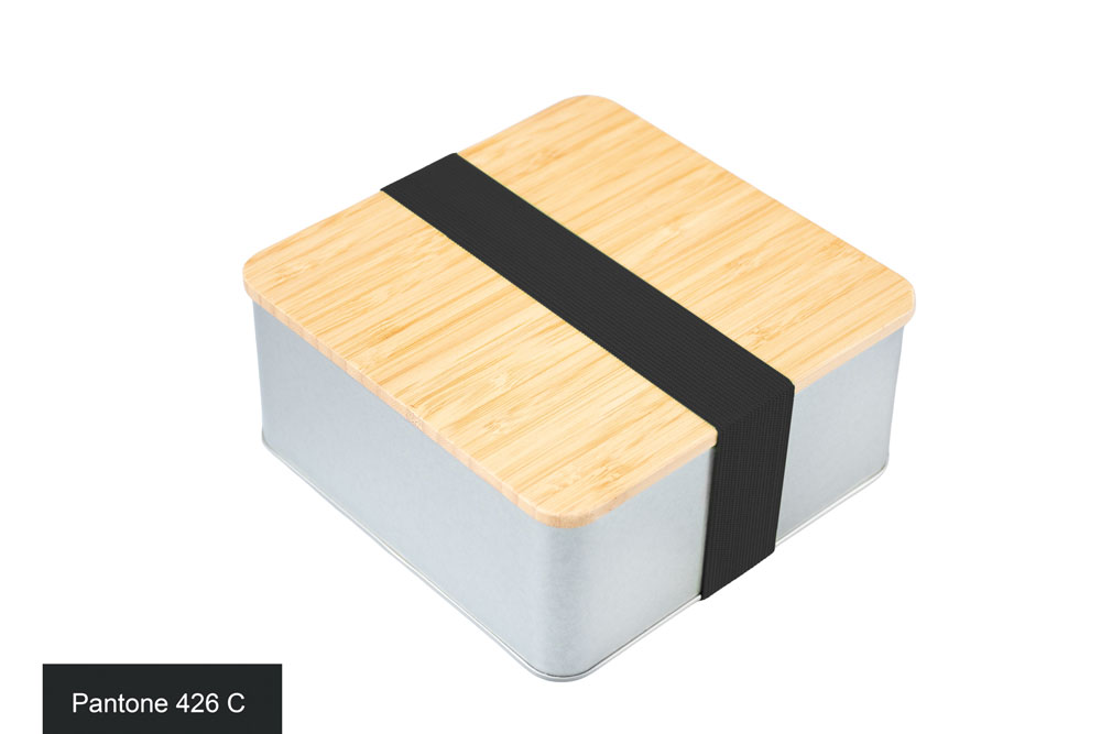 Square tin box with bamboo lid and anthracite-colored elastic band (Pantone 426 C) as closure, photographed on a white background.