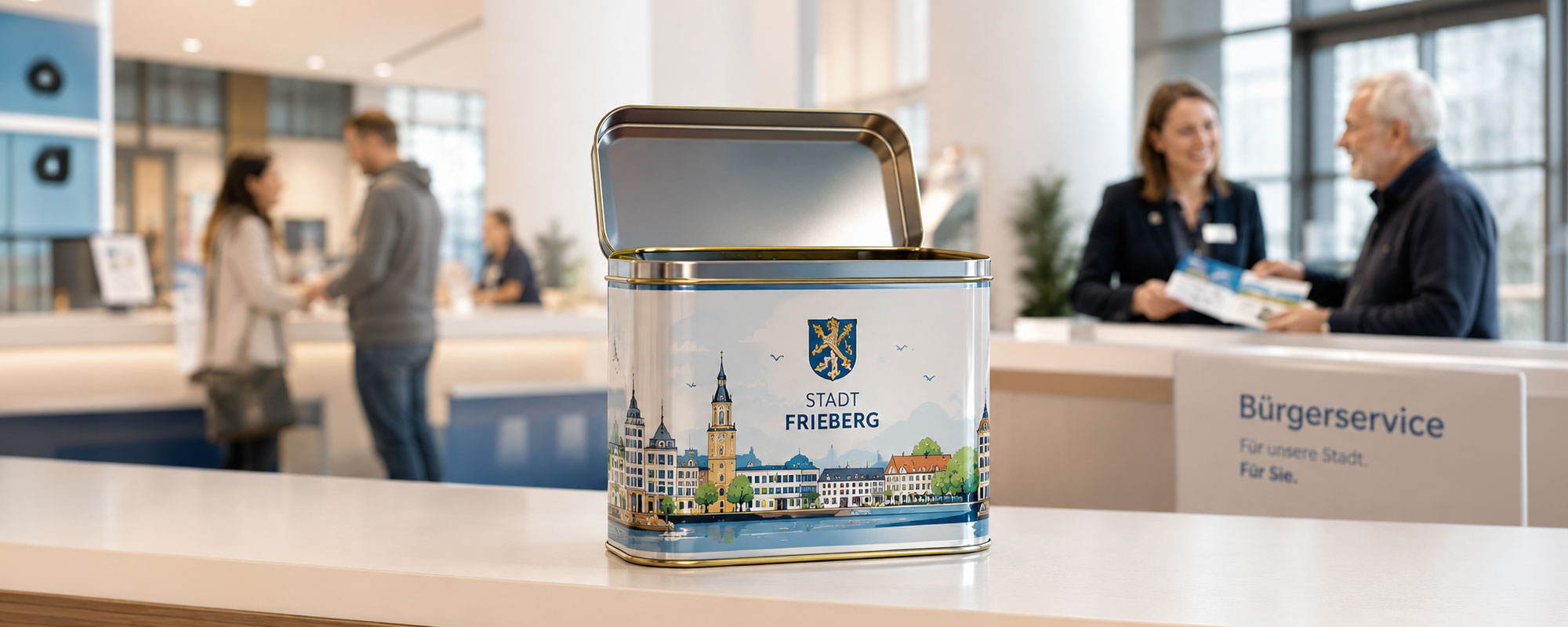 Heller Bürgerservice-Schalter mit einer dekorativen Sammeldose mit Stadtmotiv im Vordergrund; im Hintergrund Beratungsgespräch am Servicecounter, ruhige behördliche Atmosphäre.
