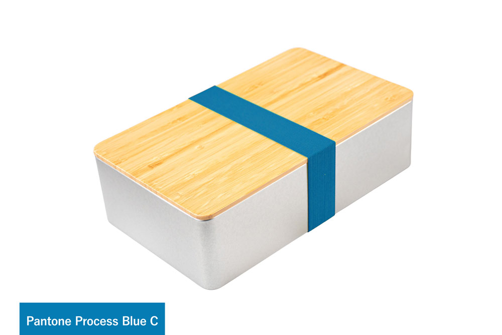Eckige Blechdose aus silberfarbenem Metall mit Bambusdeckel, versehen mit lebendigem Blau (Pantone Process Blue C), auf weißem Hintergrund.
