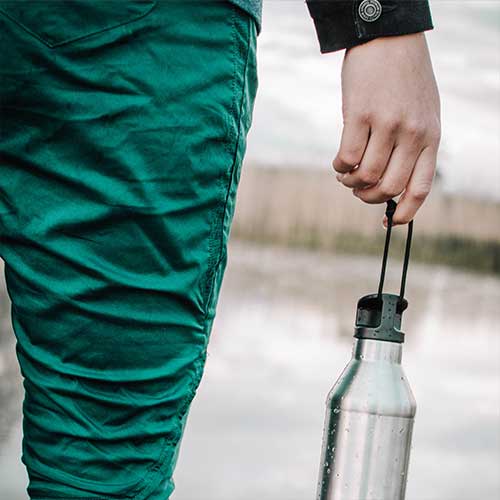 Nachhaltige Trinkflasche aus Edelstahl im Einsatz.